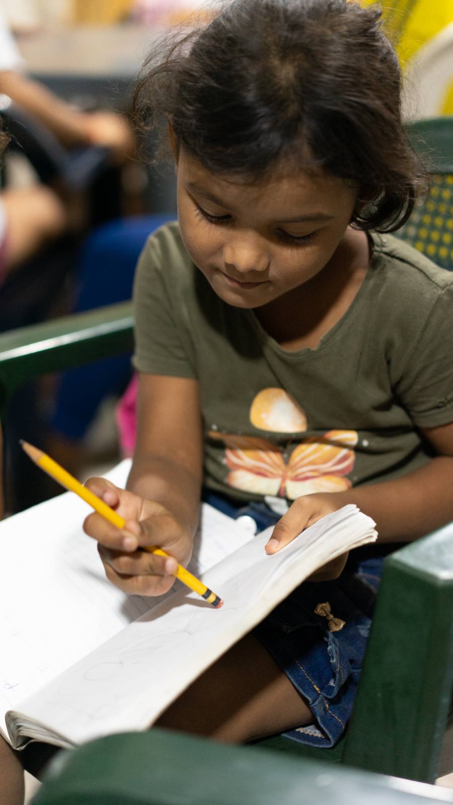 Niña dibujando en Maracaibo
