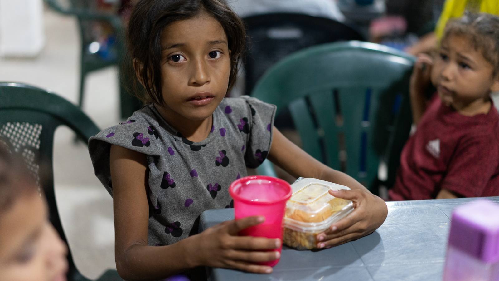 Niña comiendo en Maracaibo