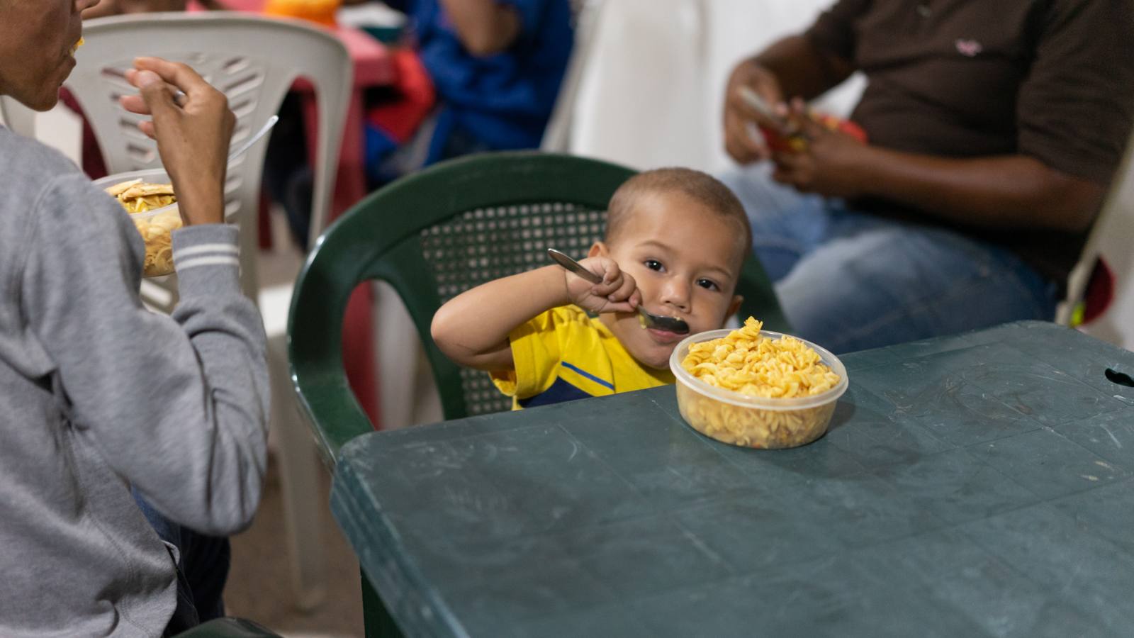 Niño comiendo en Maracaibo