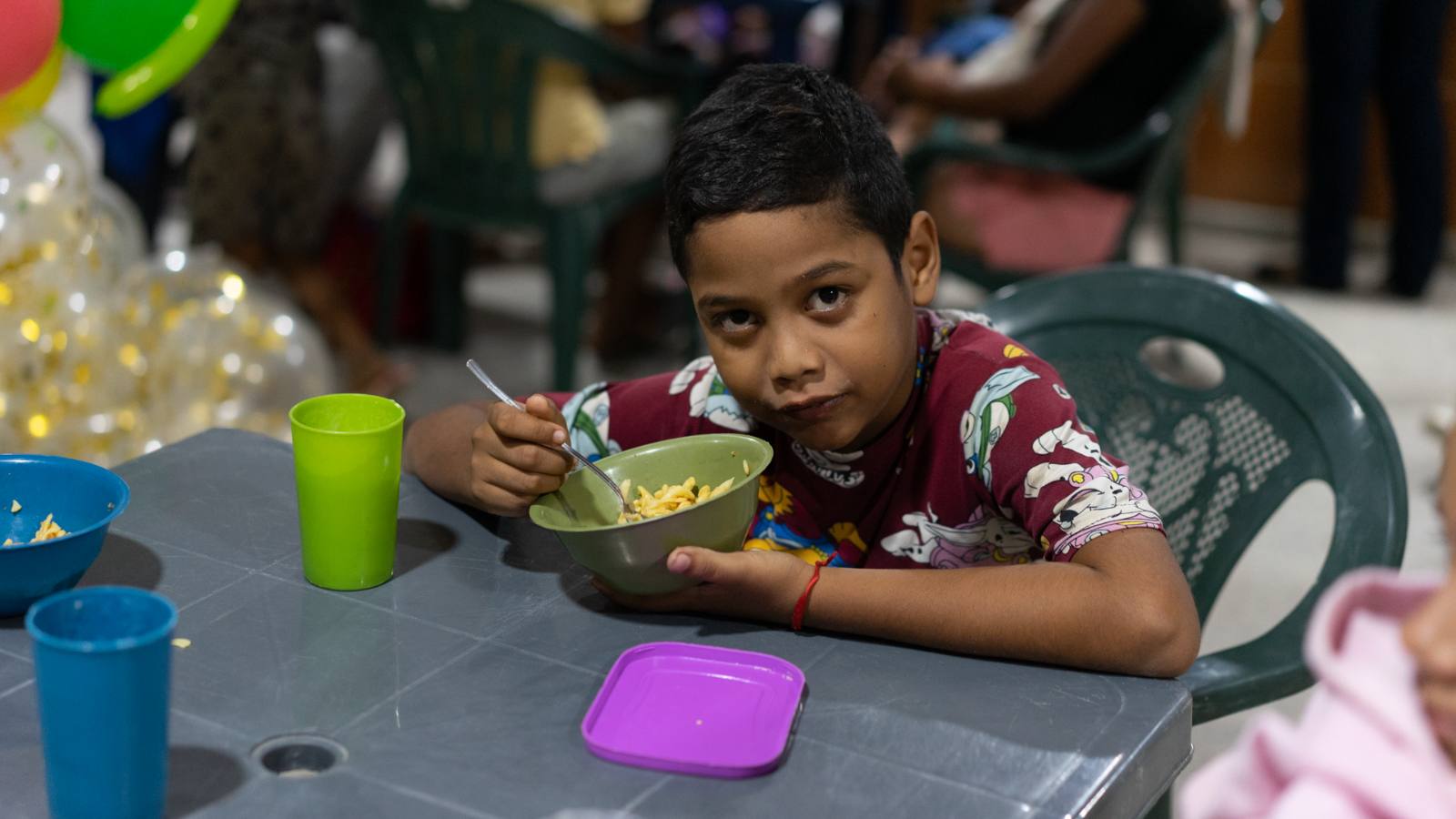 Niño comiendo en Maracaibo